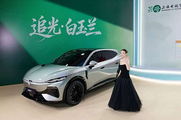 岚图追光S实车亮相 多款车色发布 搭载华为乾崑智驾ADS 5