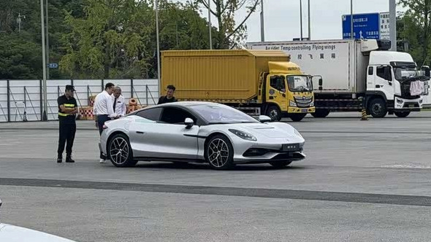 2026成都车展前夕探馆：腾势Z硬顶版实车现身，将与敞篷版新配色同台亮相