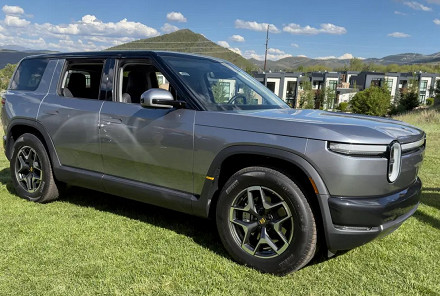 Rivian发布2027款R2中型SUV,定位更亲民的五座电动选择